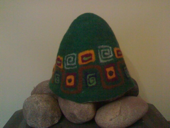 Pirties kepurė ornamentuota žalia